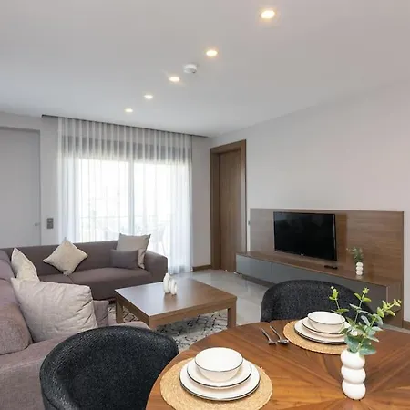 Havuzlu Apartta Balkonlu Ev Konforu Appartement *